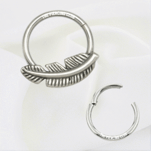 Aro, argolla con diseño de pluma / Daith - Septum piercing, titanio grado implante